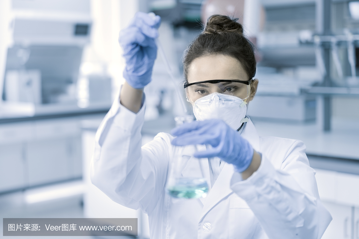 在實驗室工作的年輕女科學家